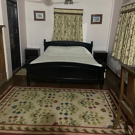 Oasis Guesthouse 西隆 外观 照片